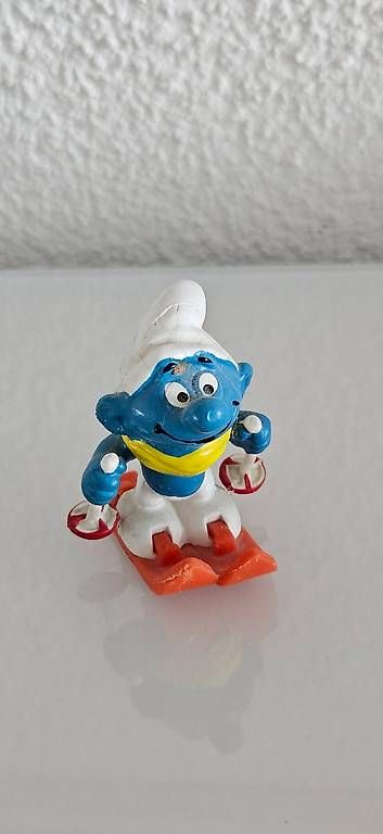 Statuette: Schlumpf mit Ski – Usato da Kestenholz venduto da Schwogi