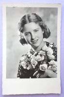 Jeune Femme aux Roses