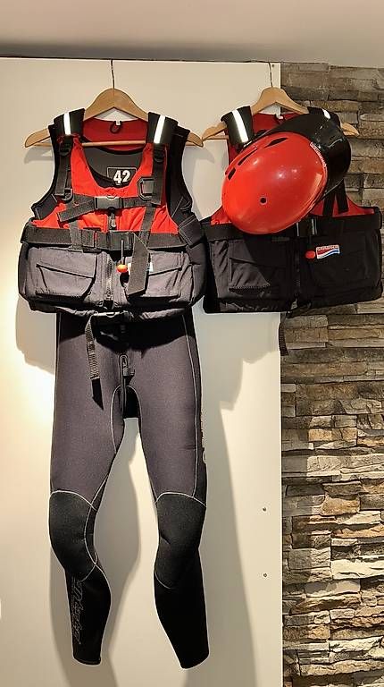 Schwimmwesten: Neoprenanzug, Schwimmwesten und Helm  – Gebraucht aus St.Gallen von Nekukar