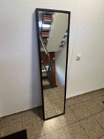 Schmaler Ganzkörperspiegel mit schwarzem Rahmen