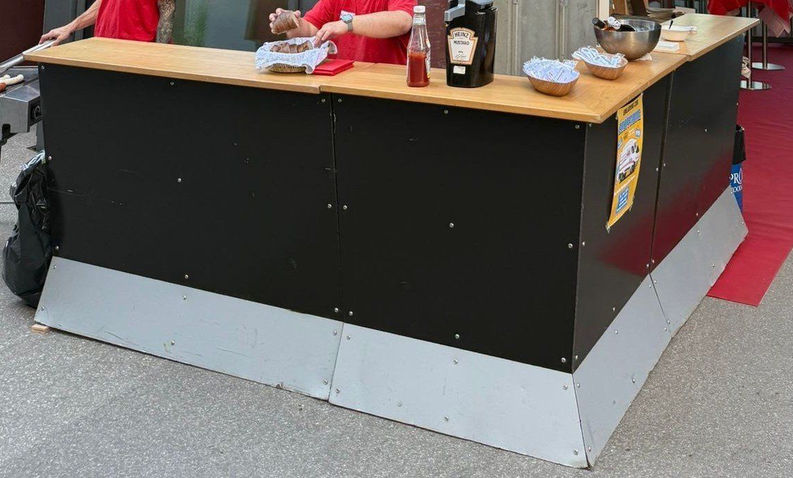 Allestimento di negozi e stand fieristici: Element-Bar mit Stromanschluss – Usato da Hirzel venduto da Powerzed