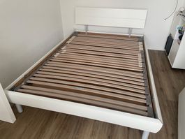 Bett, Bettgestell und Lattenrost (ohne Matratze)