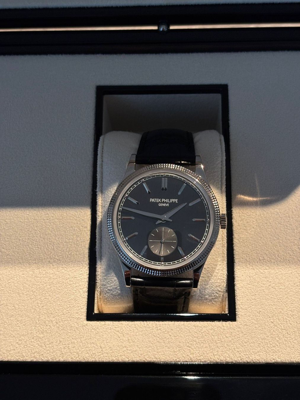 Patek Philippe Orologi: Patek Philippe Calatrava 6119G-001 Full Set – Nuovo e nell'imballaggio originale da Bissone venduto da luxuryitems 3