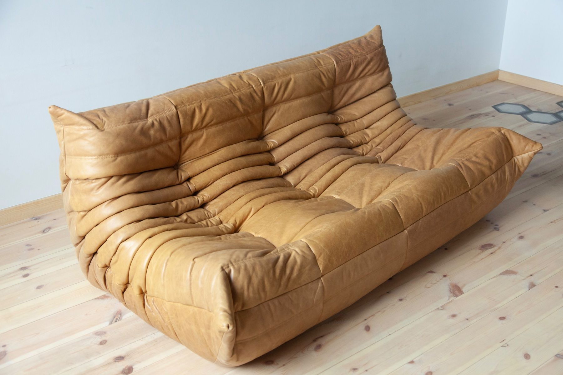 Ligne Roset Divani: 3er Sofa Togo, neu bezogen mit Leder – Nuovo (secondo la descrizione) da Zürich venduto da ERATOMIUM 2