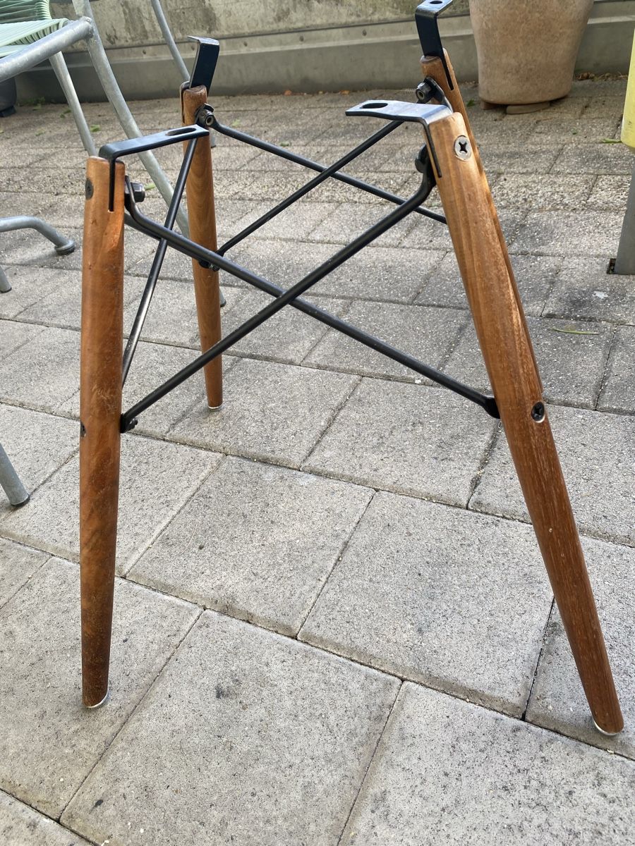 Eames Sedie: Eames Chair Untergestell Nussbaum – Usato da Zürich venduto da raliph