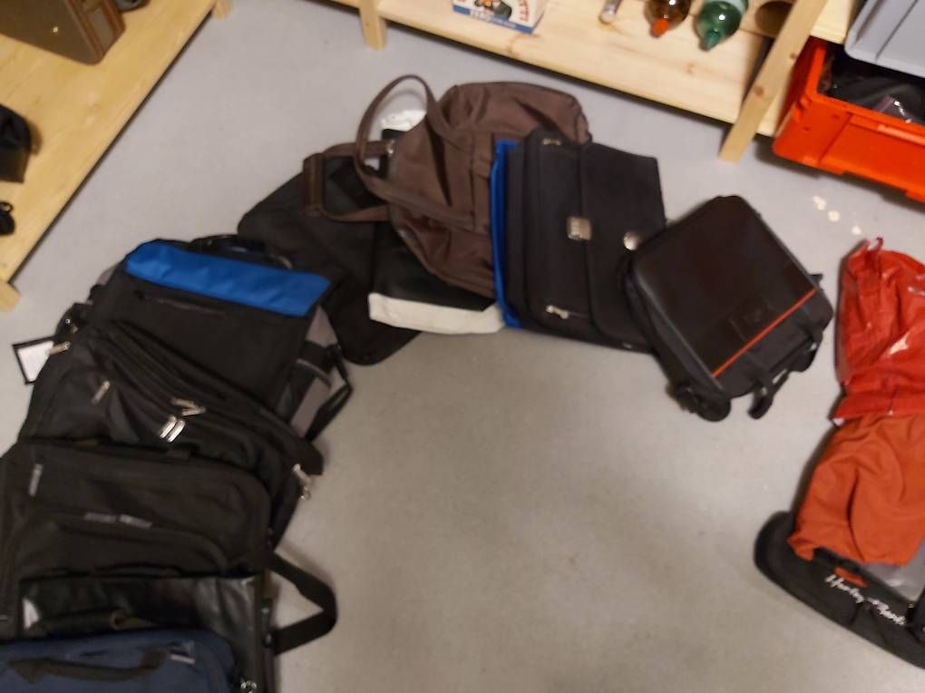 Borse: Mehrere Taschen – Usato da Stalden (Sarnen) venduto da chr_s5xx