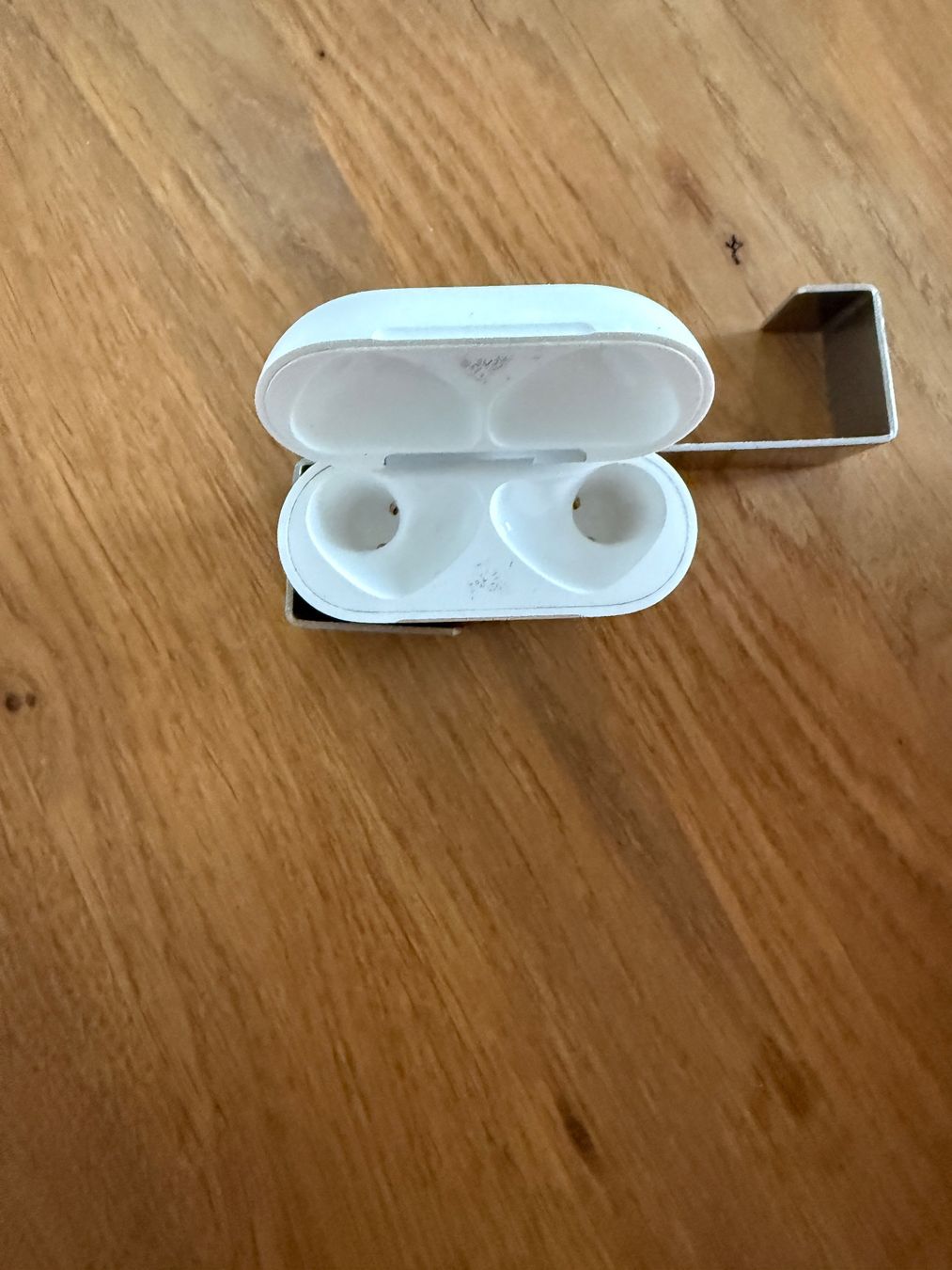 Apple Cuffie: APPLE AirPods 4 Charging Case – Usato da Lausanne venduto da Nine1982 1