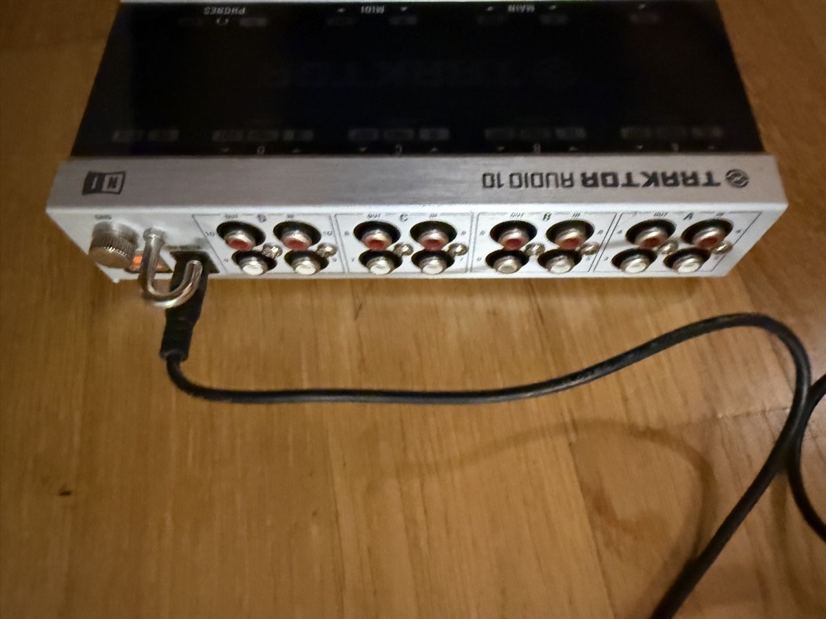 Traktor Studioequipment: Traktor Audio 10 Interface mit Zubehör gebraucht – Gebraucht aus Aarau von SellOne 2