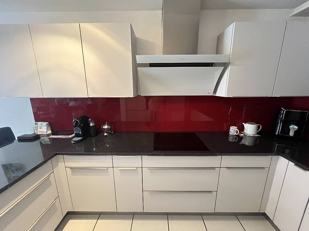 Cucine complete: Moderne Einbauküche mit Granitabdeckung & Geräten – Usato da Erlinsbach venduto da Sphair01