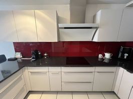 Moderne Einbauküche mit Granitabdeckung & Geräten