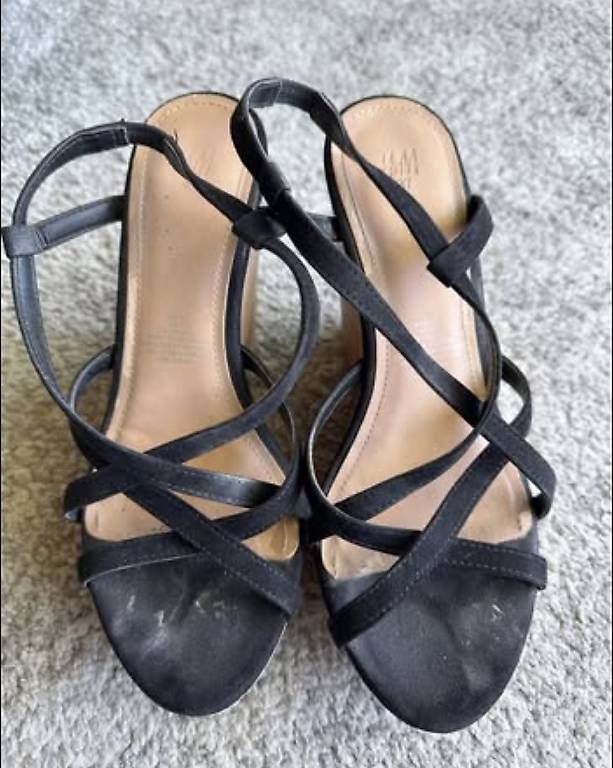 Scarpe da donna: Keilsandalen schwarz Gr. 37 – Usato da Uzwil venduto da nana.93