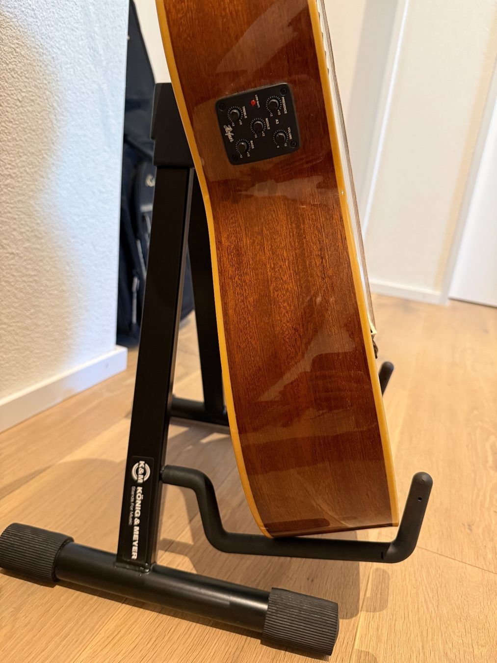 Höfner Strumenti musicali: Höfner Konzertgitarre inkl. Tasche & Ständer – Usato da Oberwil-Lieli venduto da kev_vm5v 1