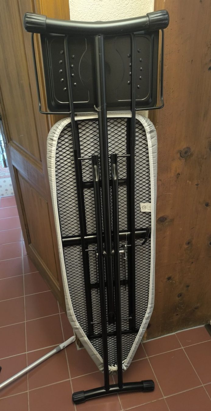 Bügelbretter: Planche à repasser pliable avec repose-fer – Gebraucht aus Yverdon-les-Bains von mer_9whm 1