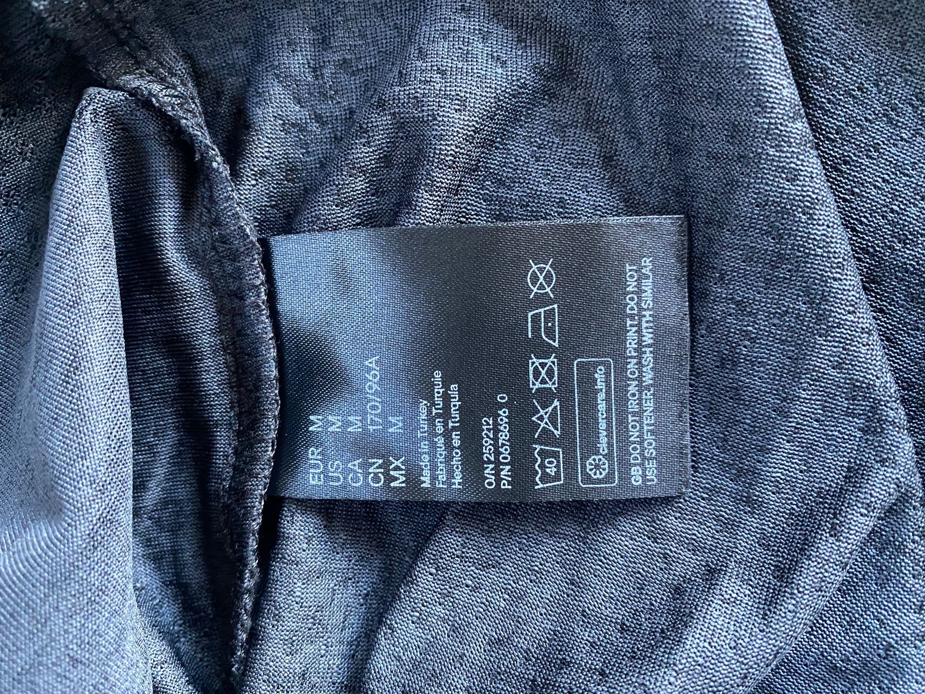 H&M T-Shirts: Sportshirt von H&M M – Gebraucht aus Chur von simhofstr 2