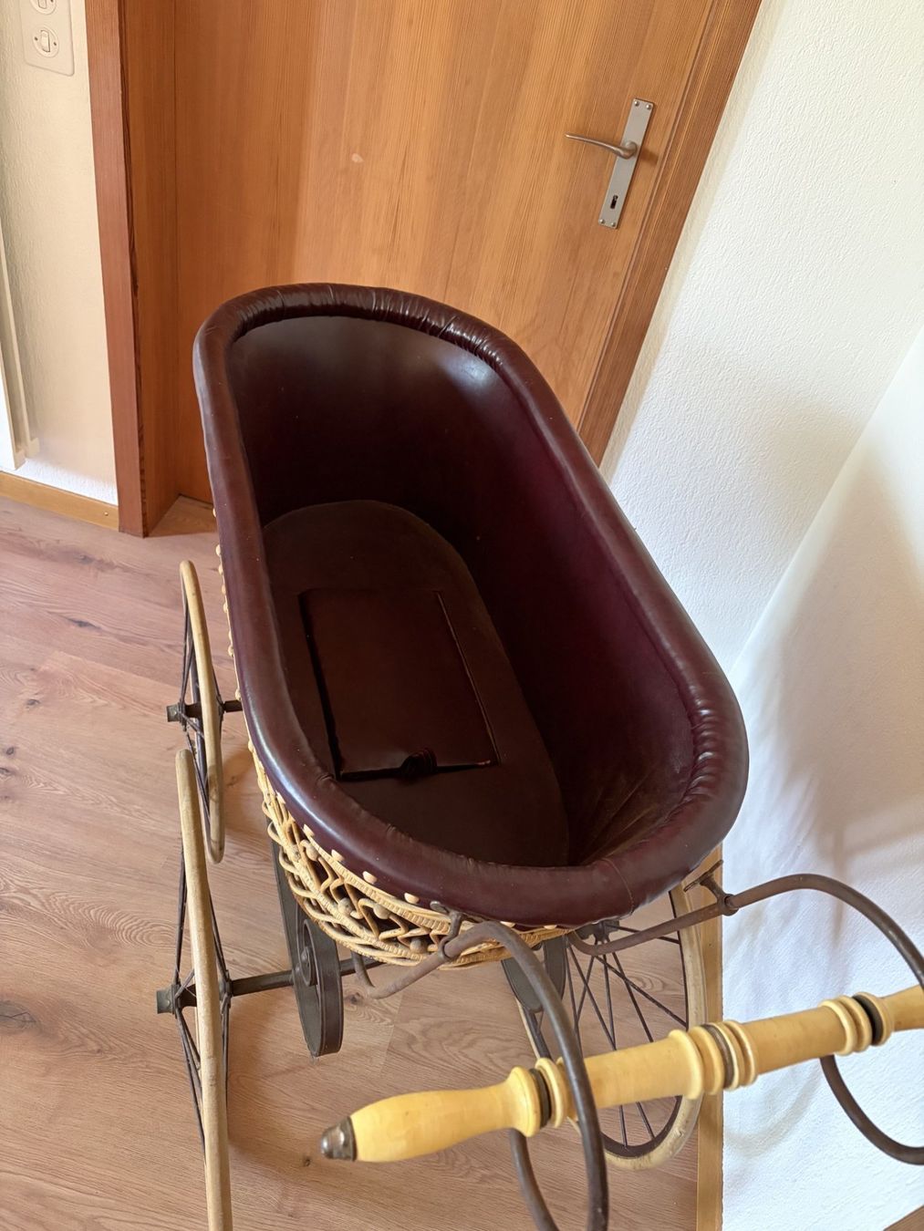 Poussette: Antiker Kinderwagen – D'occasion à Ins par hoelgu 2