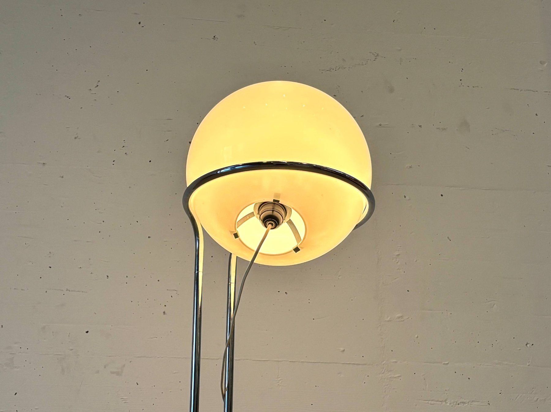 Lampen: Space Age Stehlampe mit Opalglaskugel und Chromgestell, 70er – Gebraucht aus Zürich von LeMoege 1