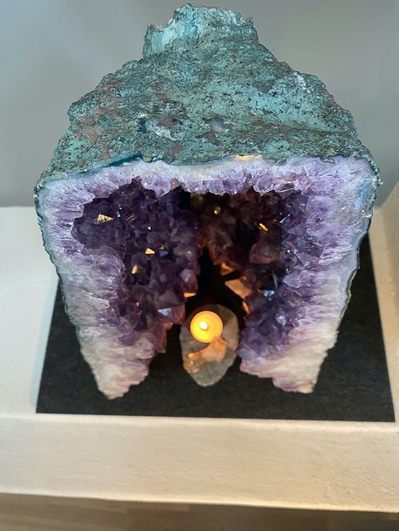 amethyst-druse mit 2 grossen calciten 18,8 kg super qualität 6