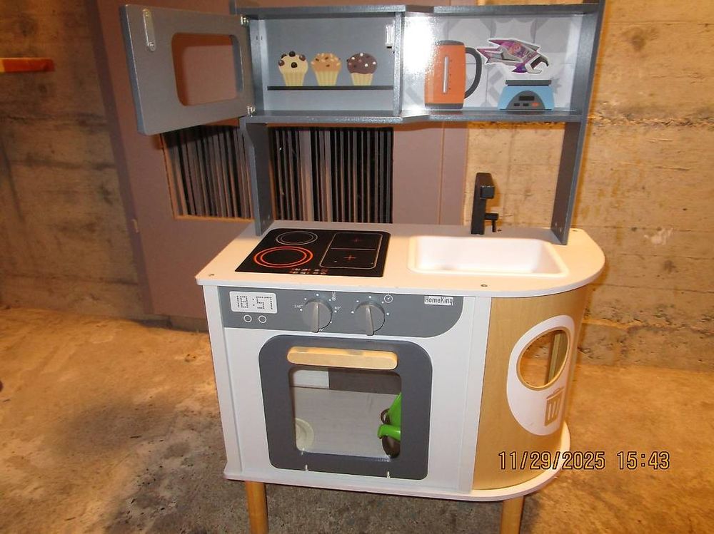 ANCIENNE CUISINE EN BOIS POUR MAISON DE POUPEES