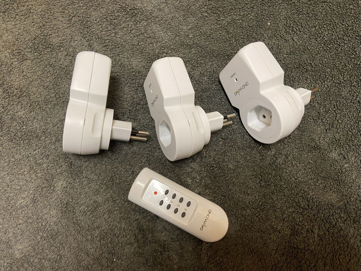 Stecker: Lot de 3 prises télécommandées Daymond + télécommande  – Neu (gemäss Beschreibung) aus Genève von muj_2zmc 1