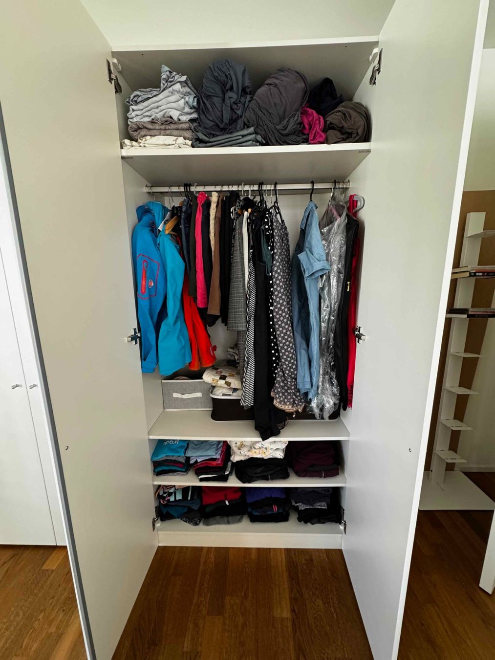 Interio Armadi: Kleiderschrank - Milo - Interio - Edelweiss - 3mx2.2mx0.59m – Usato da Zürich venduto da hemis 3