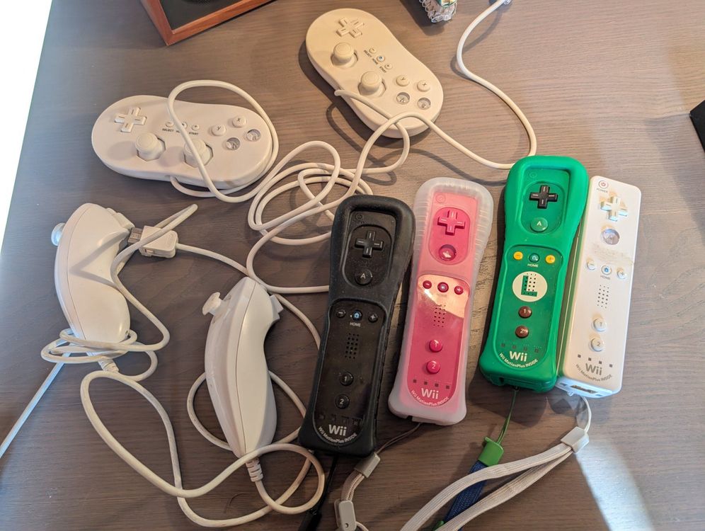 Set of Wii controllers : 4 wiimotes, 2 nunchuks, 2 classic (Gebraucht ...