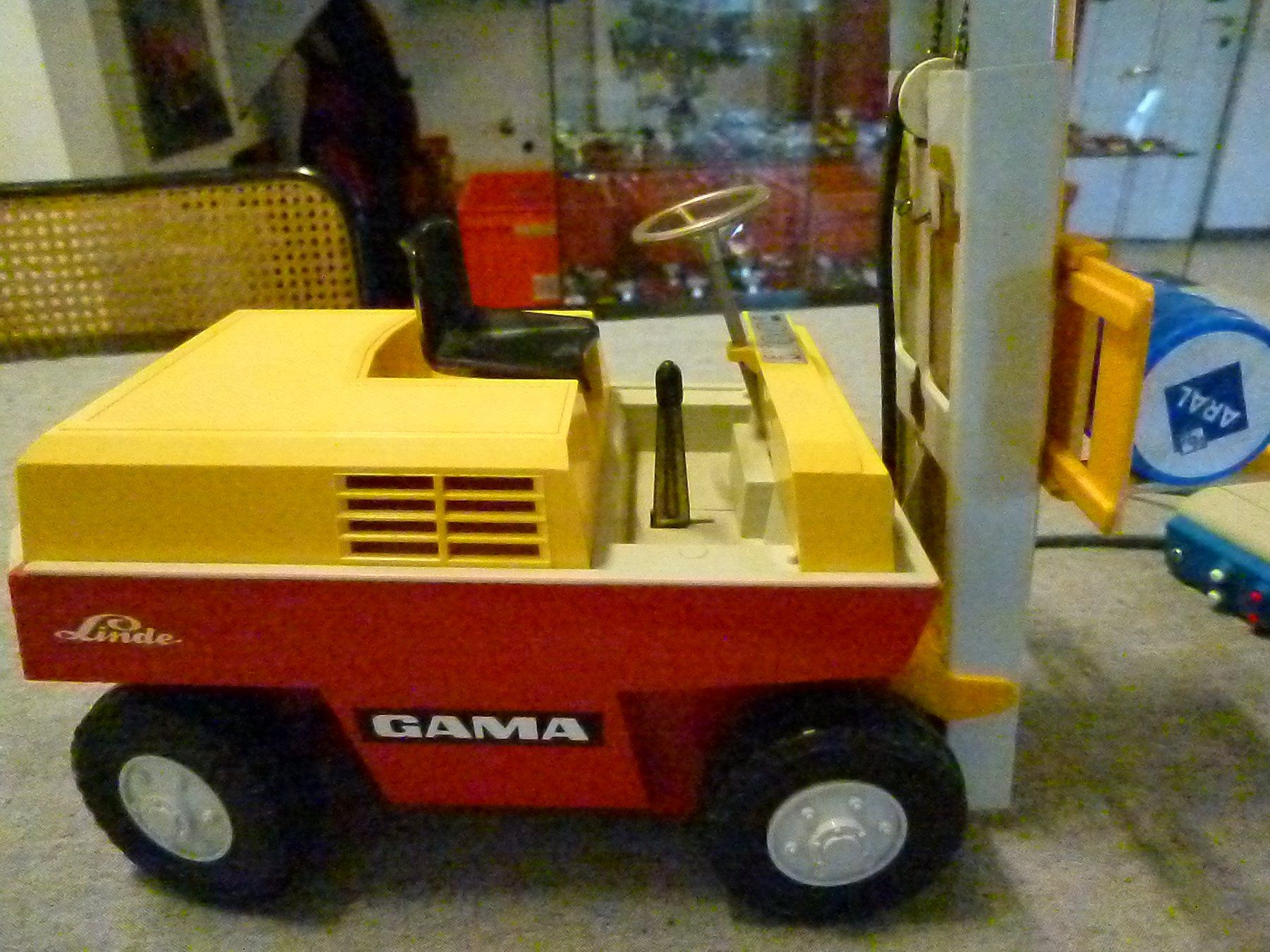 Gama Modellini d'auto: Gabelstapler "LINDE" uralt von GAMA - L.30cm "Fernsteuerung" – Usato da Reiden venduto da Aston2 4