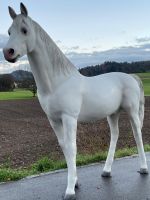 Lebensgroße Schimmel Pferdefigur – wetterfeste Deko