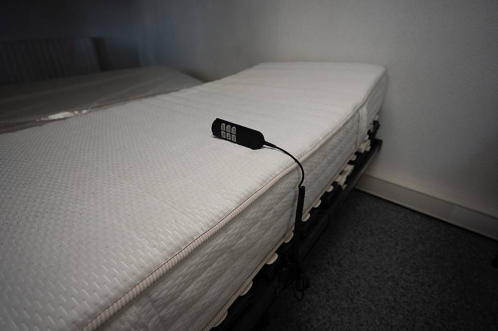 Betten: Elektrisch verstellbares Einzelbett  Matratze optional – Neu und originalverpackt aus Ittigen von jos_fsm8 1
