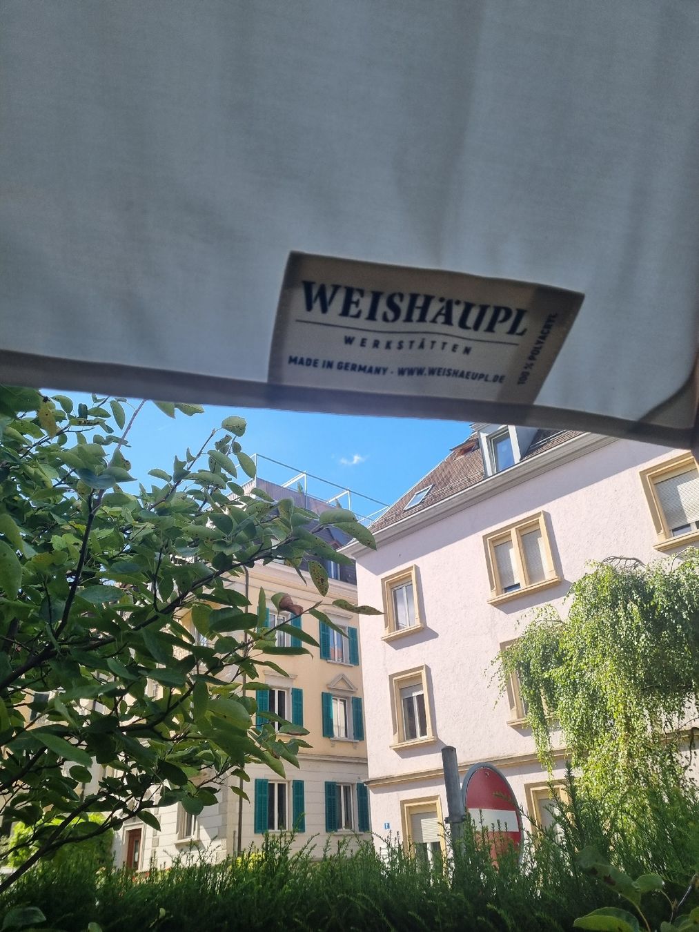 Parasols: Weisshäuptel Schirm mit Sockel mit Rollen – D'occasion à Zürich par eva4107 2