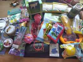 1 Überraschungs Box mit Toys, Sammelfiguren, Quetschi u.v.m