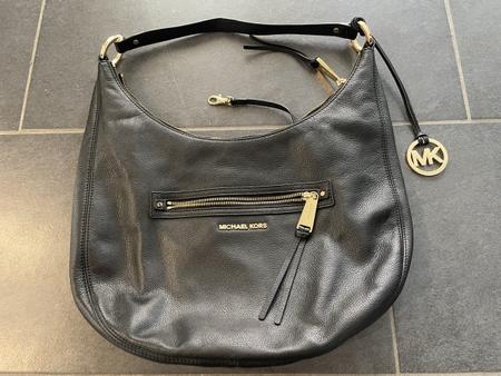Michael Kors ledertasche schwarzGold in Bananeform