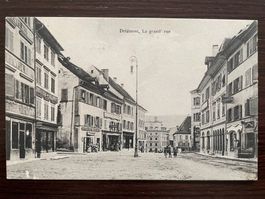 DELÉMONT La grand' rue, animée, de nombreux magasins, 1909