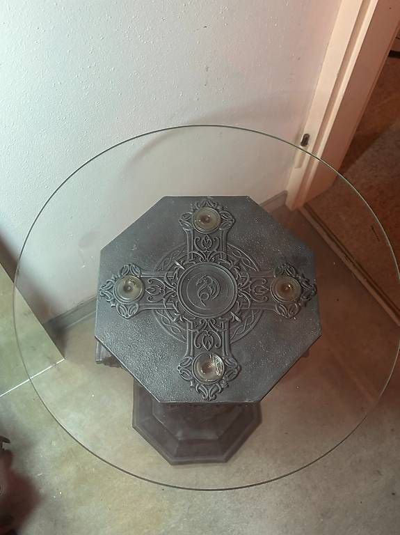 Tavoli: Gotischer Tisch (Säule)  mit Skull – Usato da Zürich venduto da samg00dy 1
