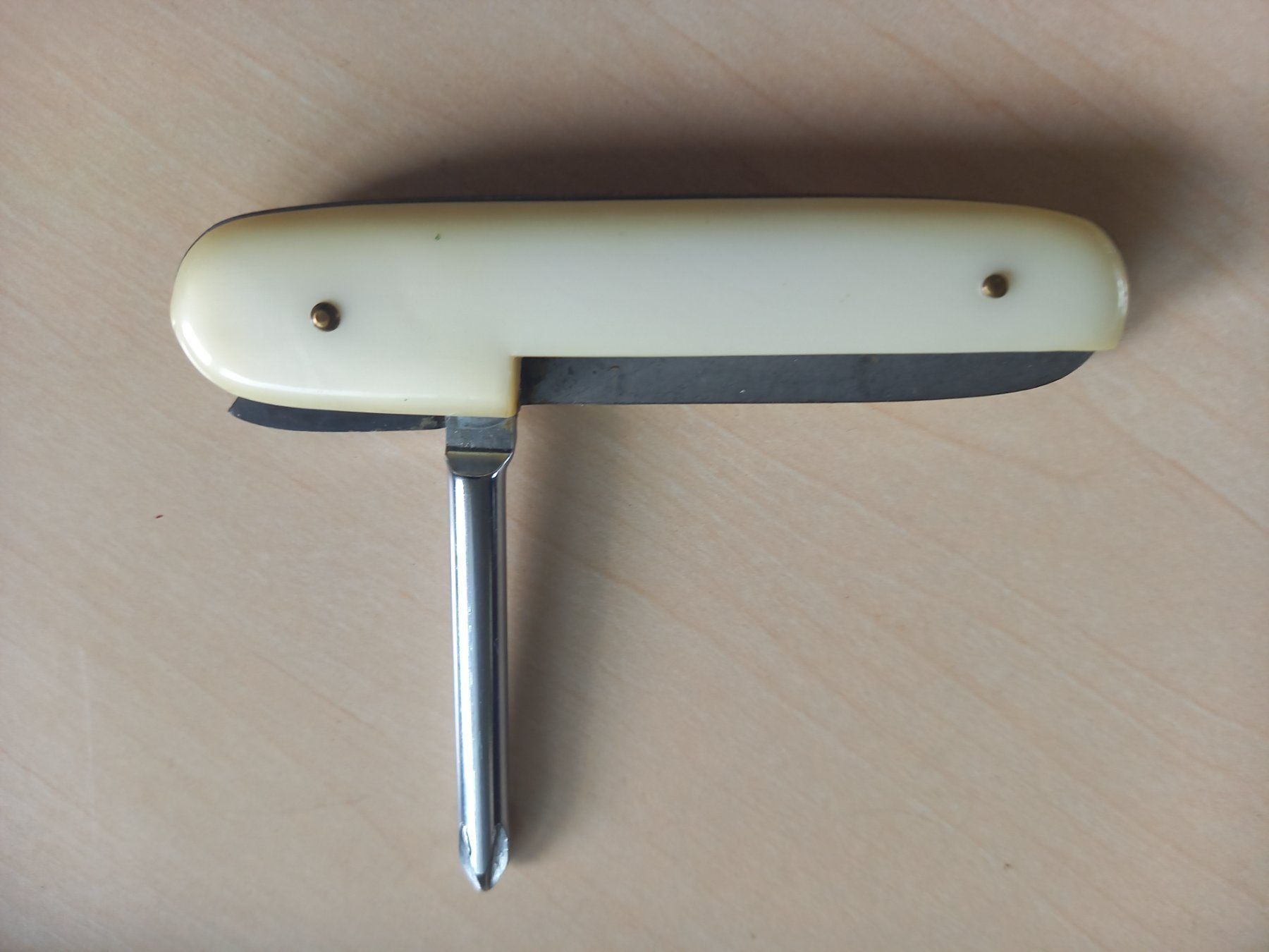 Étui à couture en cuir antique avec outils en nacre - France