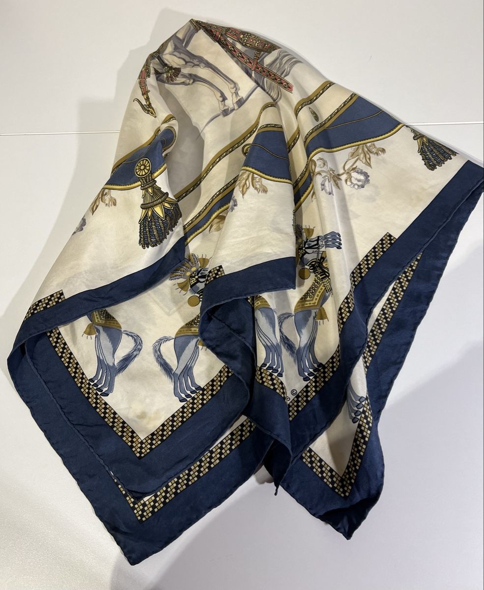 Hermès Foulards & écharpes: Carré Hermès vintage – D'occasion à St-Pierre-Clages par ste_xk6p