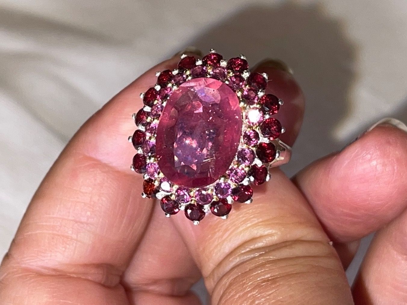 Llan Valls Joies Anelli: Mozambique Natural Heated Ruby Classic Ring SS925 10cts – Nuovo (secondo la descrizione) da Birsfelden venduto da Brut 2