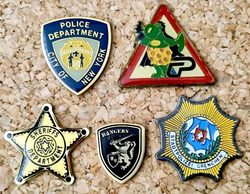 Volkswagen Placchette & Badge: 5 Polizei Pins – Usato da Pfäffikon ZH venduto da Colacity