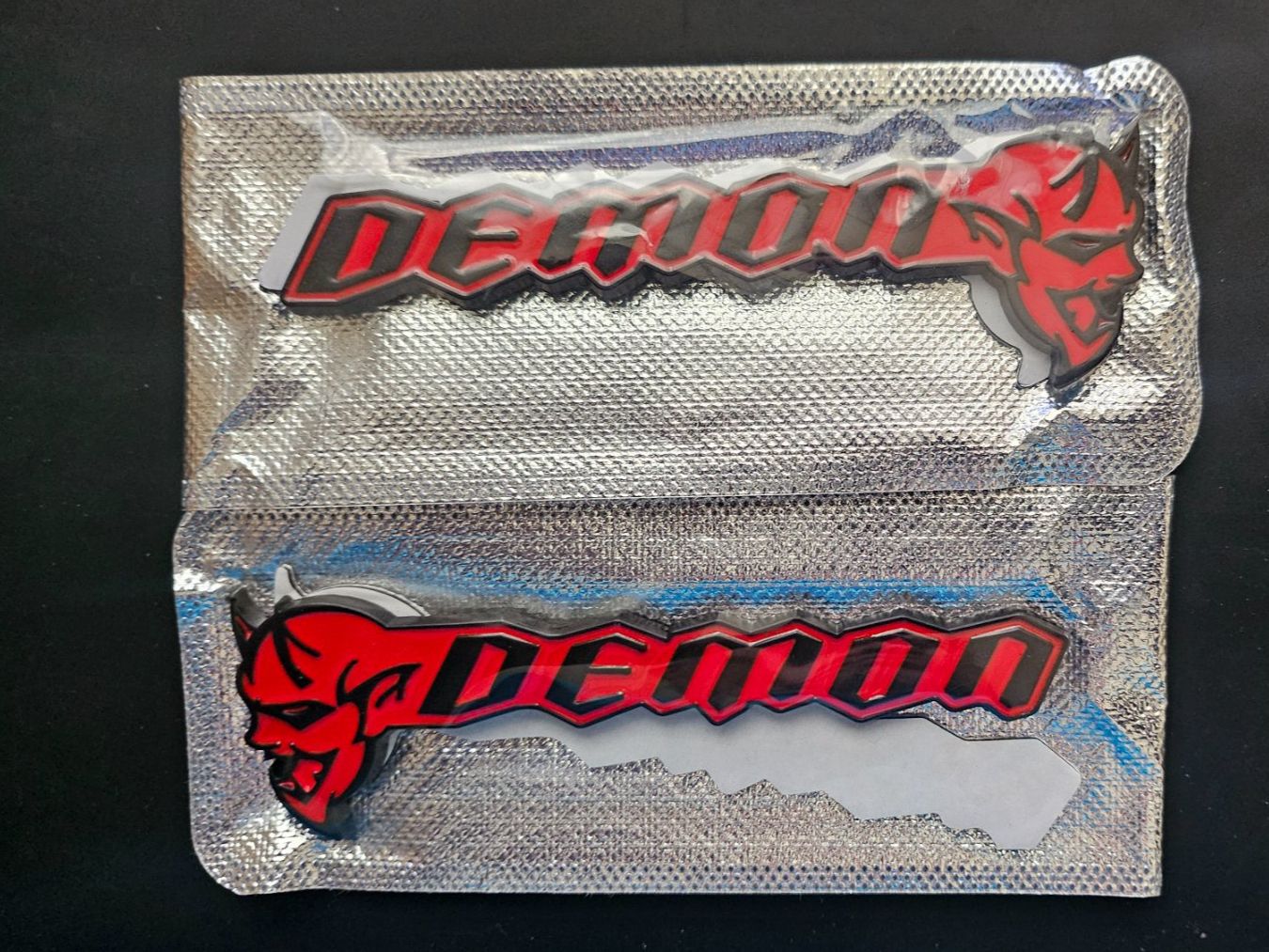 Dodge Alle Autoersatzteile: 2x Hellcat SRT Demon Emblem Metall Aufkleber – Neu und originalverpackt aus Escholzmatt von Lagano 2