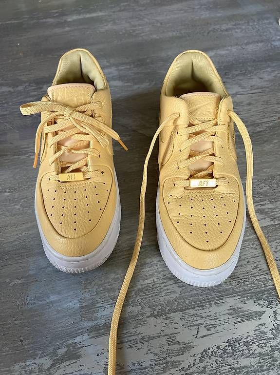 Nike Scarpe da donna: Nike Air Force 1 Sage Low Damen Gr. 40 – Usato da Dietikon venduto da DStella66