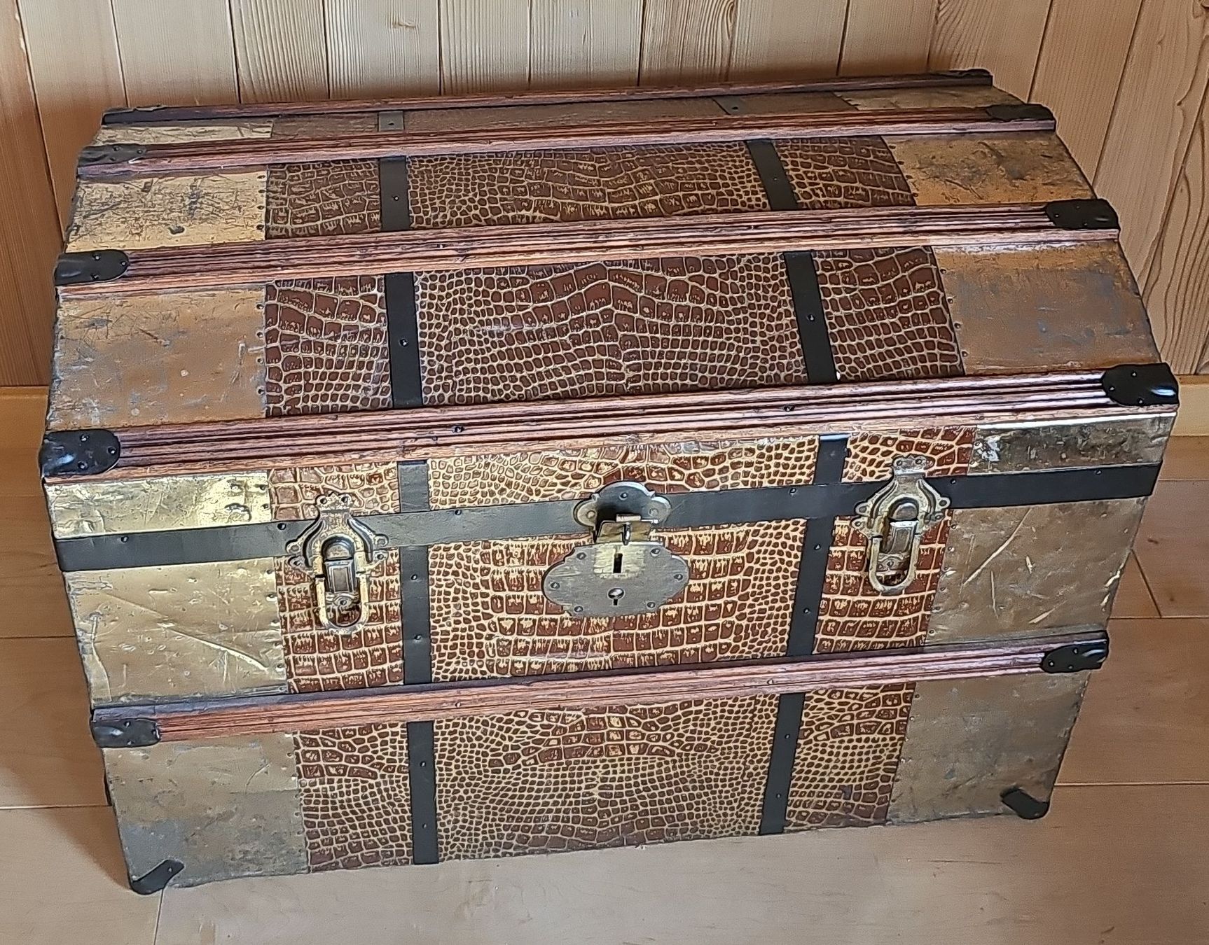 Truhen: Reise Truhe antik Koffer  – Gebraucht aus Saanen von Steierlein