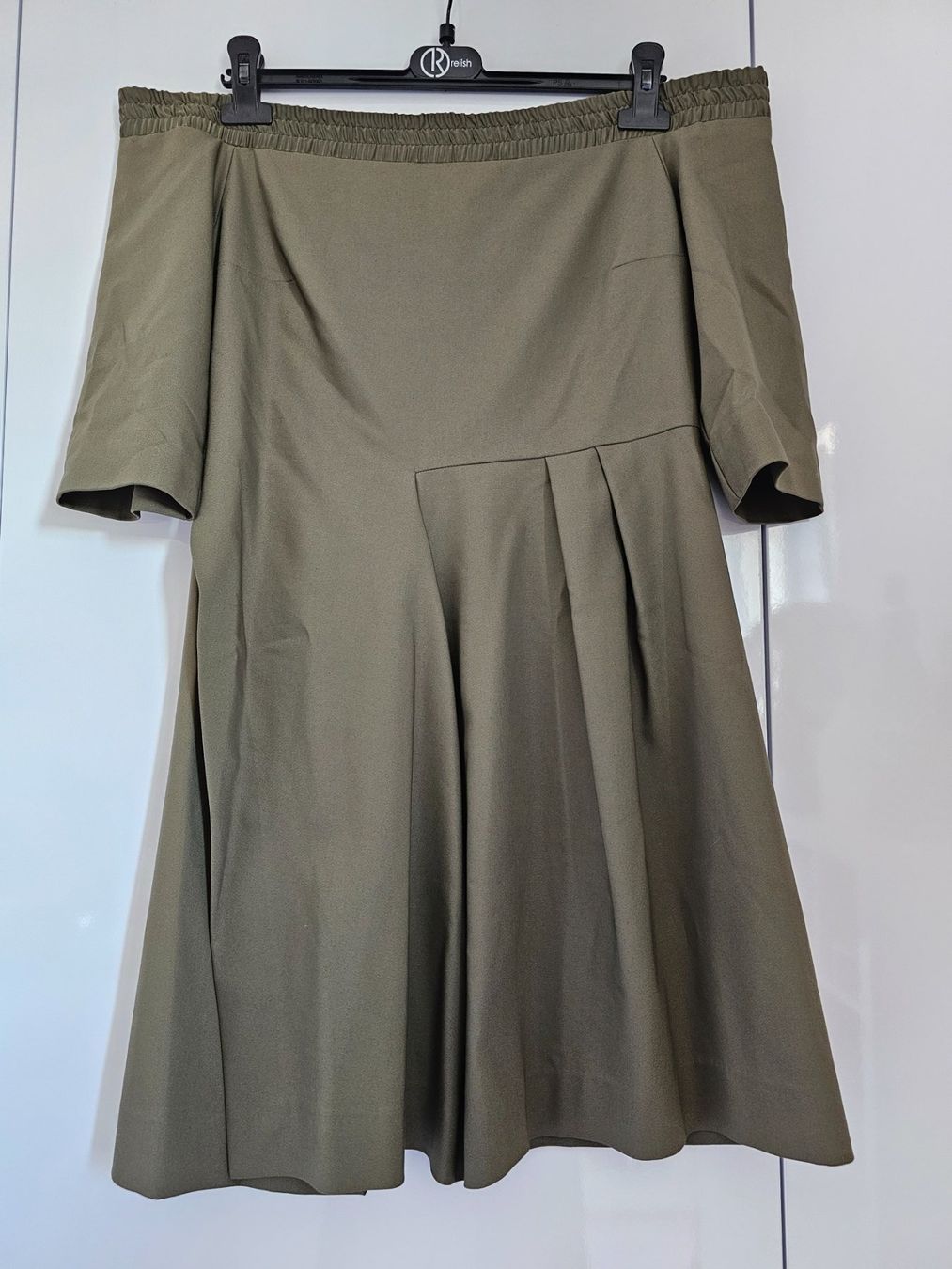 Kleider: Robe Kaki "Cop-Copine" Originale, avec une encolure bateau. – Gebraucht aus Basel von Paloma6261 7