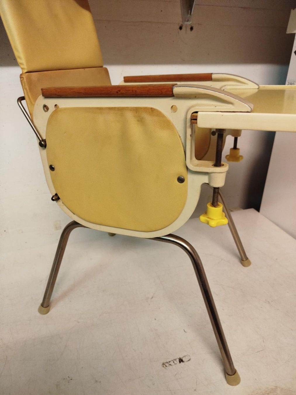 Sedie: Ancienne chaise  pour enfants. – Usato da La Chaux-de-Fonds venduto da Emmaus2300CDF