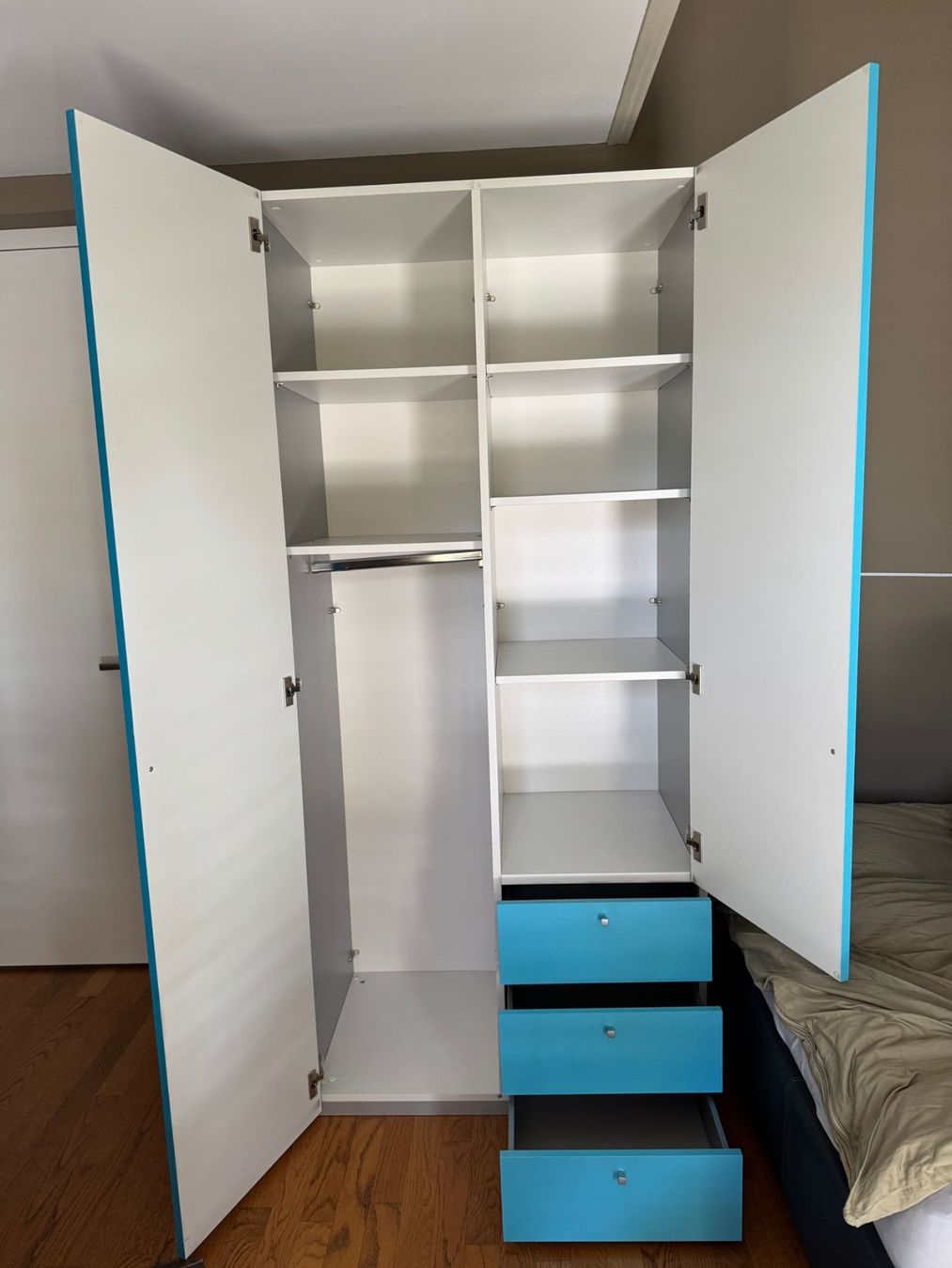 Armoires: Kinderzimmerschrank mit Nachttisch – D'occasion à Marthalen par Chuegi1 1