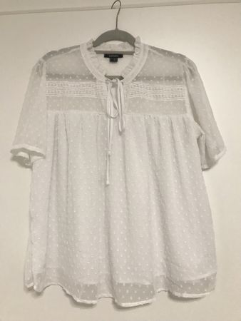 Bluse Weiss mit Tupfen Grösse 42 neuwertig