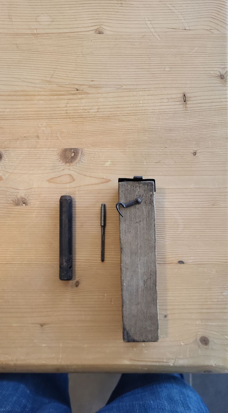 Tutti gli attrezzi: Altes Werkzeugset mit Holzhalterung – Usato da Brunnen venduto da Burger_king