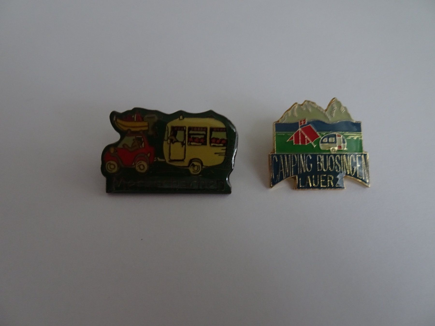 Placchette & Badge: 2 Ansteckpins - Camping – Usato da Winkel venduto da rsuzh