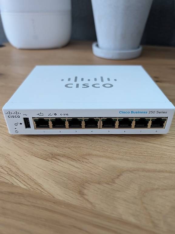 Cisco Hub & Switch: Netzwerk Switch Cisco CBS250-8T-D – Usato da Egliswil venduto da LANgsam_86 1