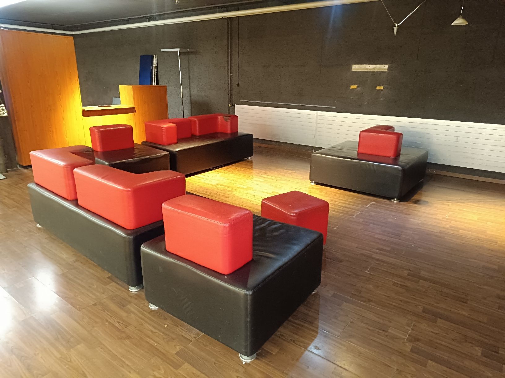 Sofas: Möbelset Lounge schwarz-rot mit Gebrauchsspuren – Gebraucht aus Wettingen von Sel_Bat