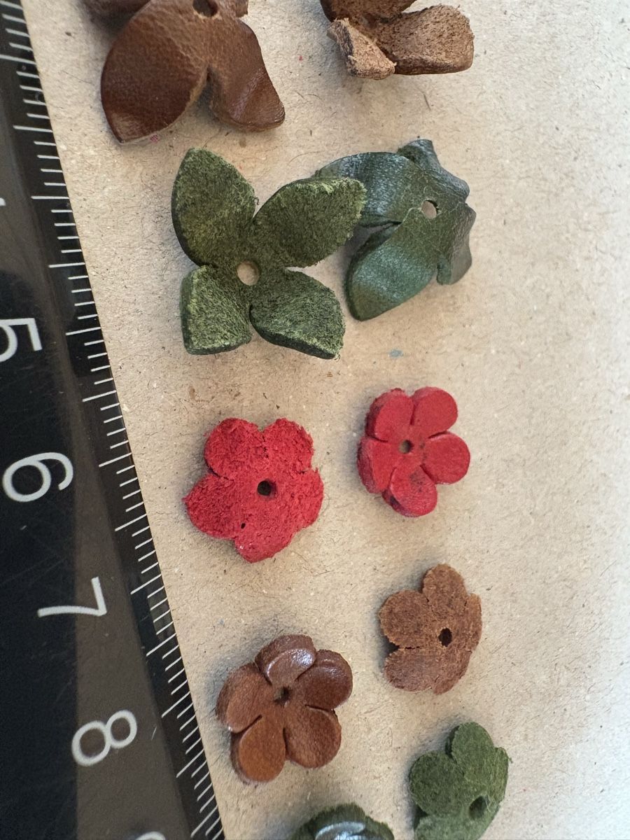Perle (finte): Leder Perlen Blumen zum basteln – Nuovo (secondo la descrizione) da Rümlang venduto da euqinom16 1