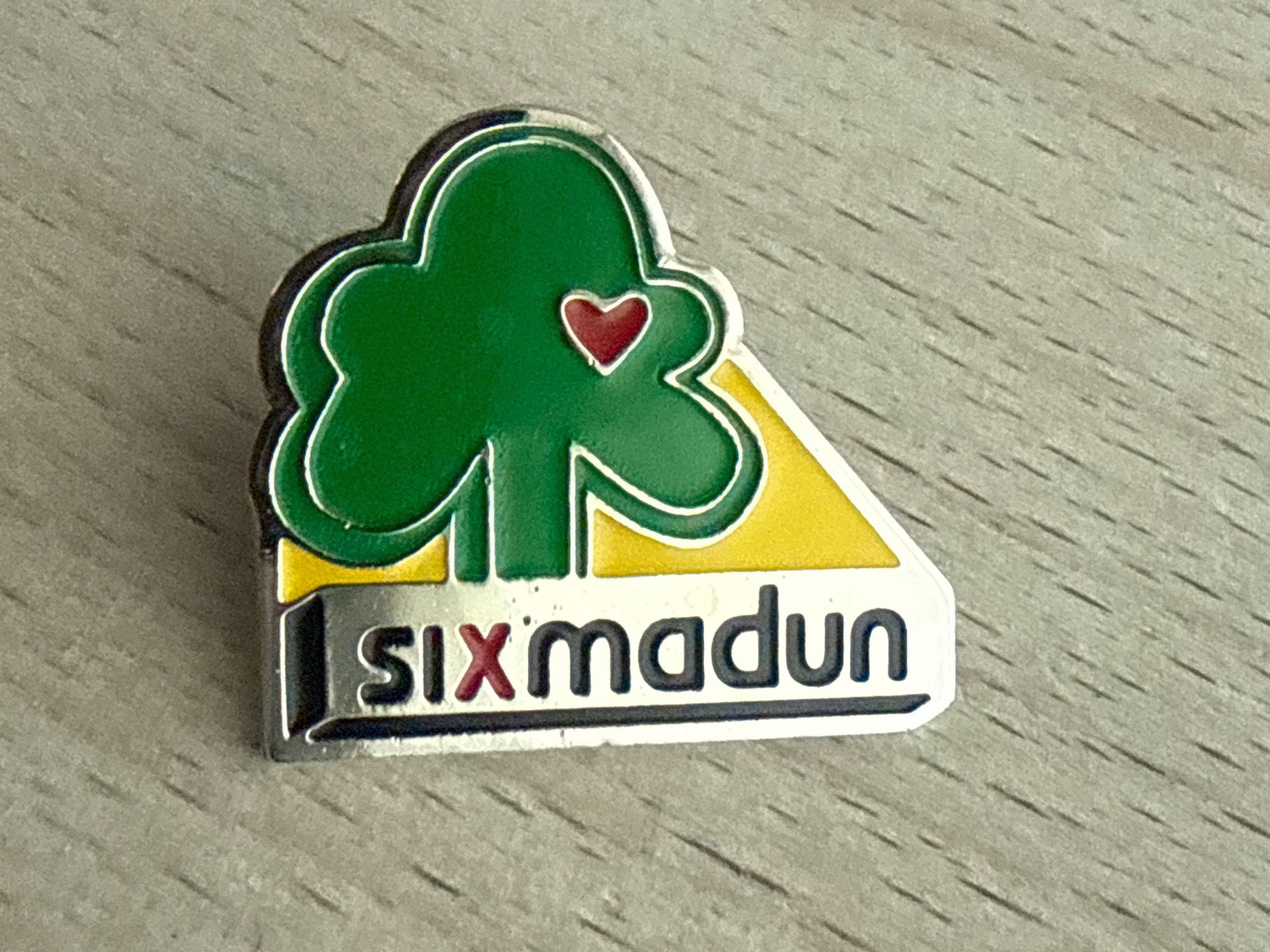 Placchette & Badge: Pin  SIX MADUN – Usato da Glattbrugg venduto da Schweigmatt